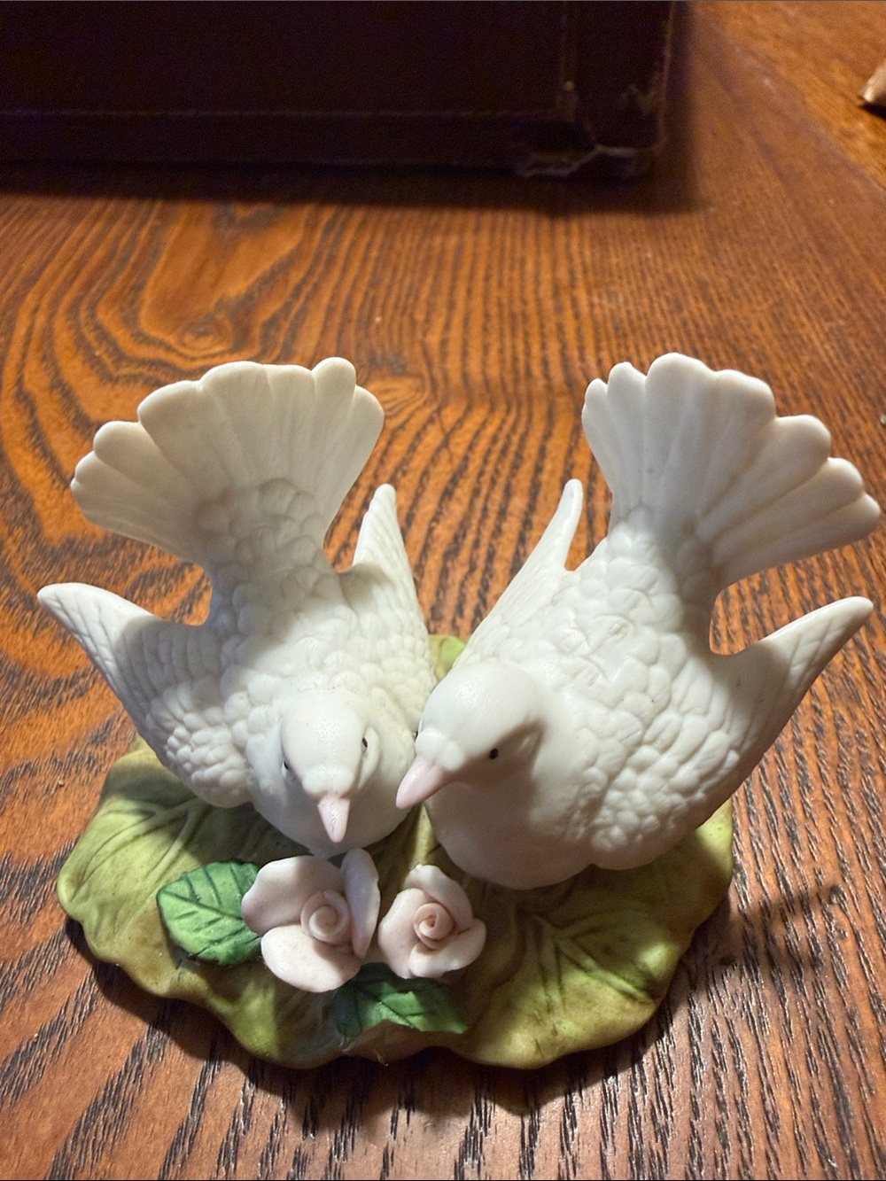 Lefton GG Collection White Dove Pair on Green Leaf Base